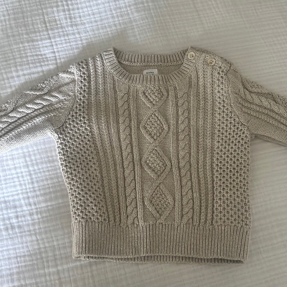 Gap sweater